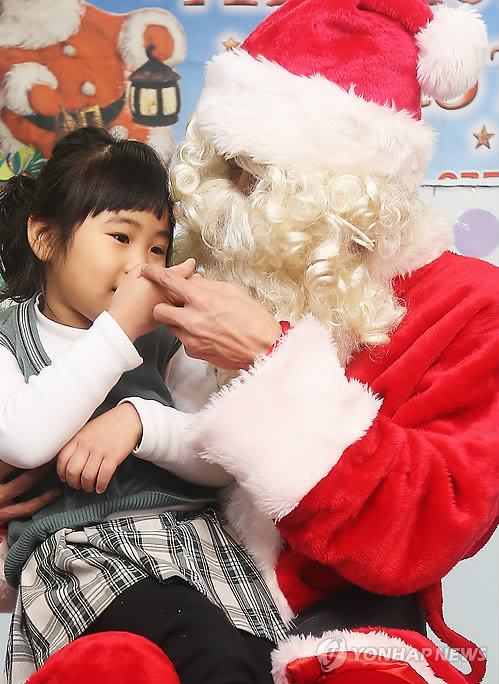 “圣诞老人”突袭韩幼儿园 与小朋友开心互动（组图）