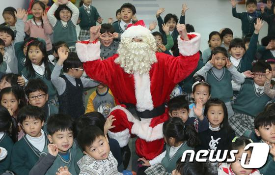 “圣诞老人”突袭韩幼儿园 与小朋友开心互动（组图）