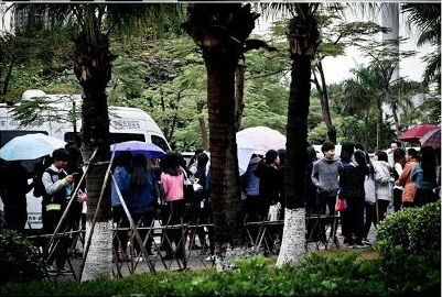 朴海镇现身厦门高校拍摄《男人帮2》 粉丝围堵致拍摄中断（组图）