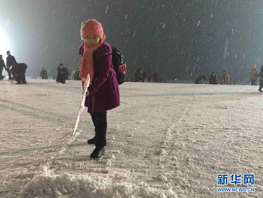 平壤迎来今冬初雪(高清组图)