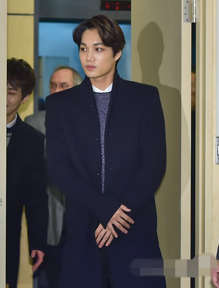 EXO成员Kai、xiumin变身“上班族” 成“韩国足球协会名誉职员