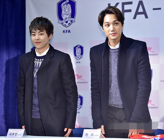 EXO成员Kai、xiumin变身“上班族” 成“韩国足球协会名誉职员
