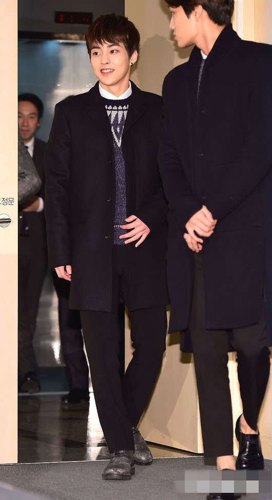 EXO成员Kai、xiumin变身“上班族” 成“韩国足球协会名誉职员