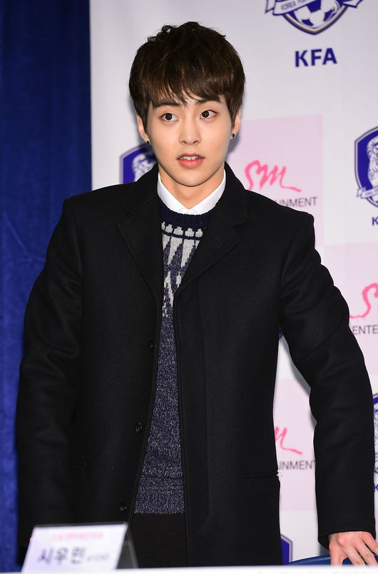 EXO成员Kai、xiumin变身“上班族” 成“韩国足球协会名誉职员