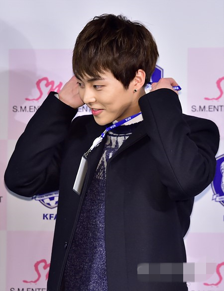 EXO成员Kai、xiumin变身“上班族” 成“韩国足球协会名誉职员