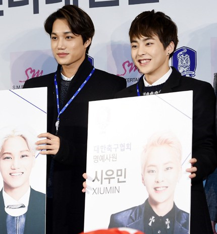 EXO成员Kai、xiumin变身“上班族” 成“韩国足球协会名誉职员