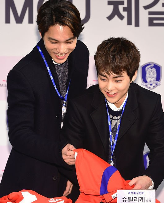 EXO成员Kai、xiumin变身“上班族” 成“韩国足球协会名誉职员