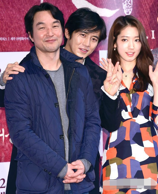 朴信惠变身“表情帝”呆萌 《尚衣院》举行试映会（组图）