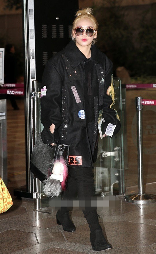 2NE1现身机场 朴春“吸毒门”后口罩遮面赴日本（组图）