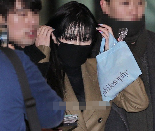 2NE1现身机场 朴春“吸毒门”后口罩遮面赴日本（组图）