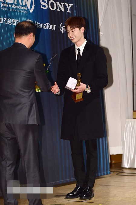 李钟硕凭借《匹诺曹》获“画梅奖”  黑色正装帅气出席颁奖仪式（组图）