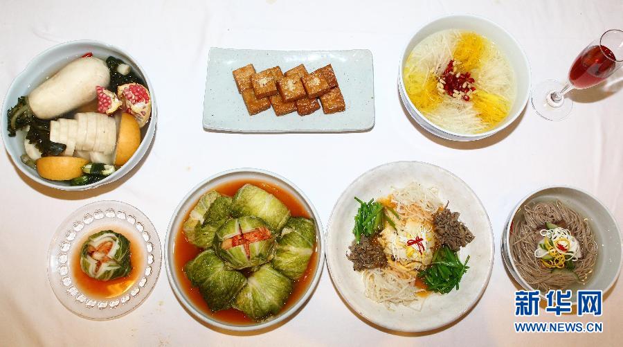 这是12月15日在韩国首尔拍摄的一套制作好的韩国宫廷料理套餐。新华社记者姚琪琳摄