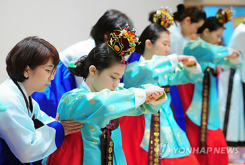 韩高中举行传统成年礼(组图)