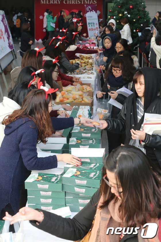 韩国迎期末考试季 高校发零食为考生打气（组图）