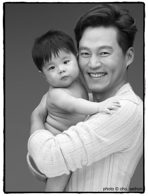 WINNER李光洙怀抱小婴儿变身“单身爸爸”（组图）
