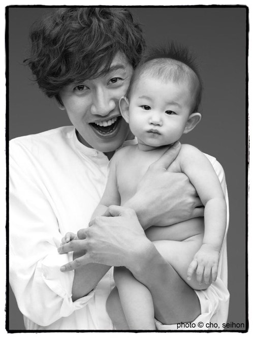 WINNER李光洙怀抱小婴儿变身“单身爸爸”（组图）