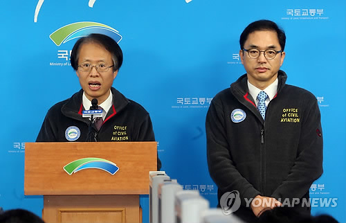16日，韩国国土部航空安全政策官权容复（左）在介绍“坚果返航”事件调查进展。（韩联社）