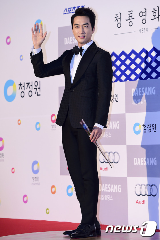 韩国第35届青龙奖汇总 朴有天金宇彬帅气女明星撞衫大尺度服装话题不断（组图）