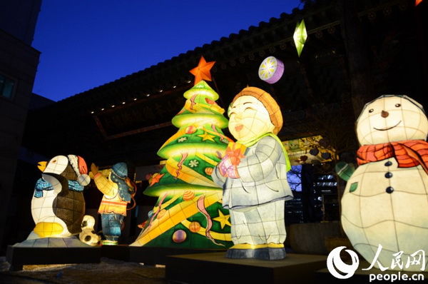 圣诞来临之际，首尔曹溪寺前的圣诞装饰。