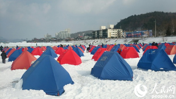 韩国平昌鳟鱼节开幕 雪地冰钓乐趣无穷