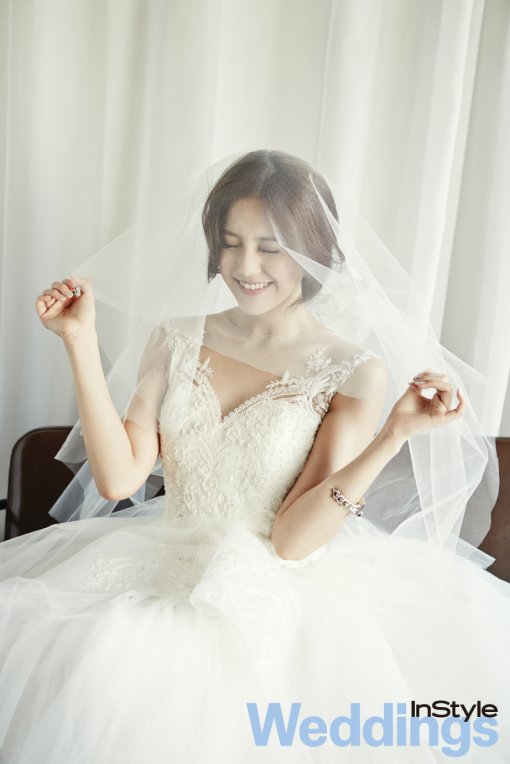 AOA惠静雪贤穿婚纱变身幸福新娘（组图）