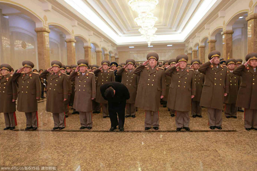 金正恩参谒锦绣山太阳宫 向金正日遗体鞠躬