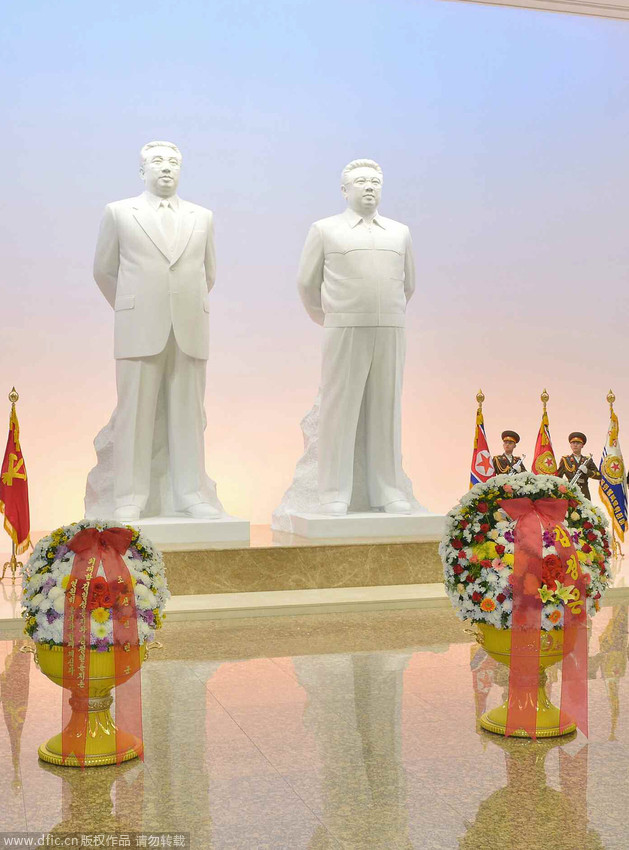 金正恩参谒锦绣山太阳宫 向金正日遗体鞠躬