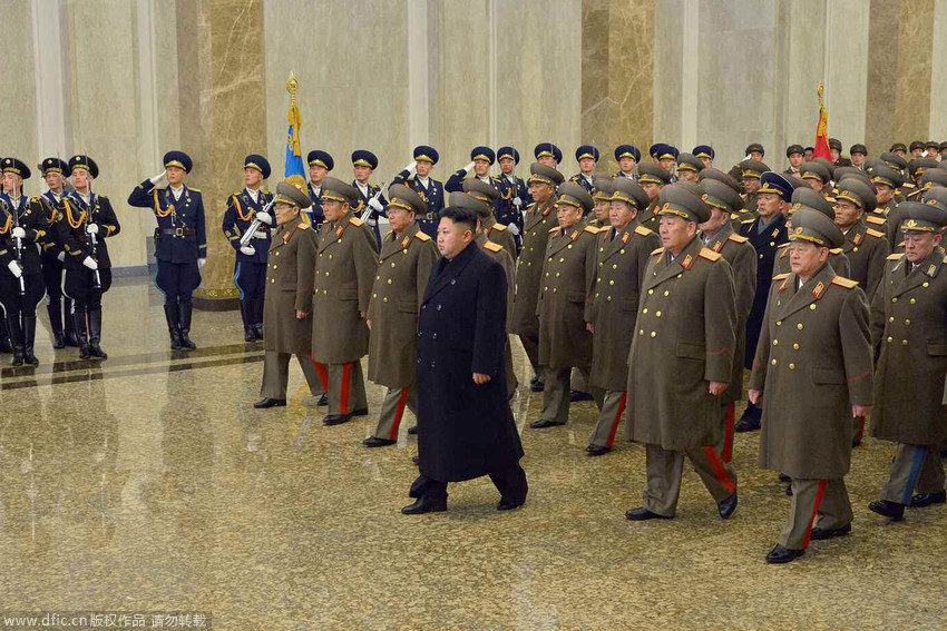 金正恩参谒锦绣山太阳宫 向金正日遗体鞠躬