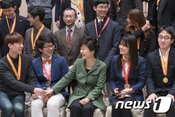 韩总统朴槿惠邀韩国科学人才到青瓦台共进午餐（组图）