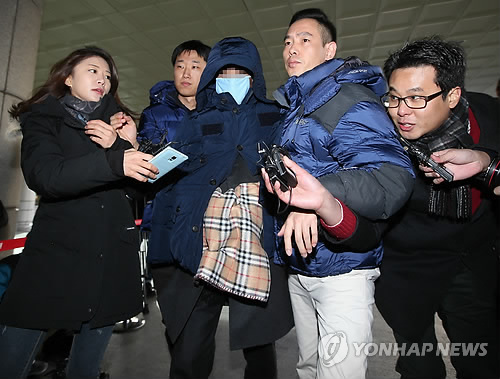 韩国首尔西部地方检察厅26日逮捕了涉嫌向大韩航空高层管理人员透露“坚果返航”事件调查内容的国土交通部调查人员金某。（韩联社）