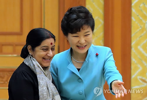 韩国总统朴槿惠接见印度外长斯瓦拉吉