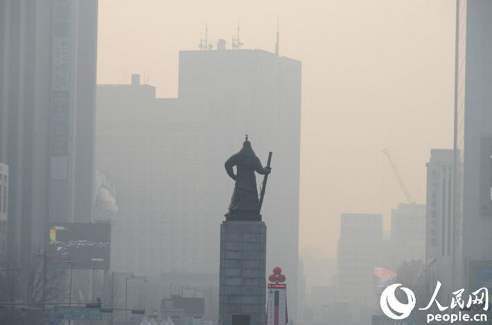 韩国多地出现严重雾霾天气 首尔天空灰蒙蒙一片（组图）