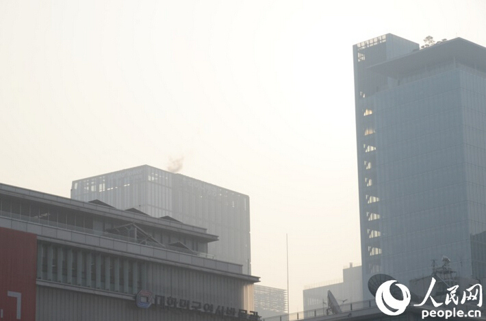 韩国多地出现严重雾霾天气 首尔天空灰蒙蒙一片（组图）