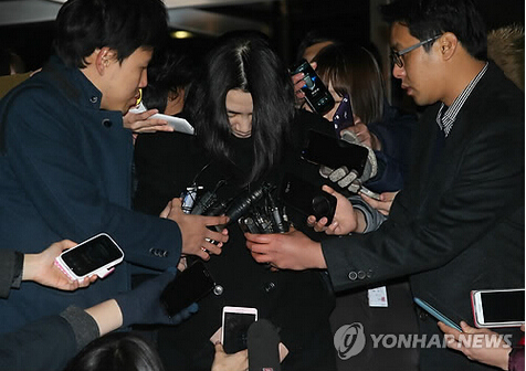赵显娥30日到首尔西部地方法院接受嫌疑人调查。（图片来源：韩联社）