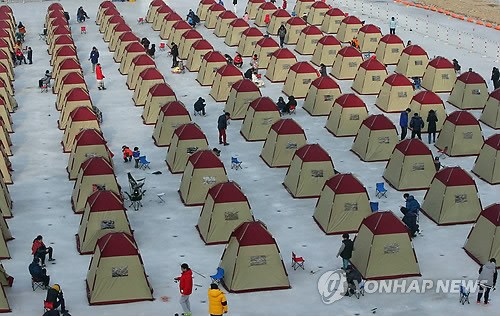 韩举行冰雪嘉年华 6000人可同时在冰上钓鱼(图)