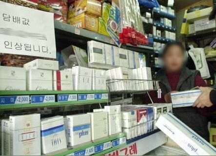 韩国烟价上涨“逼”烟民购买单根香烟