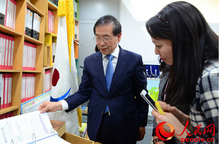 首尔市长亲自带领四川游客参观市长办公室（组图）