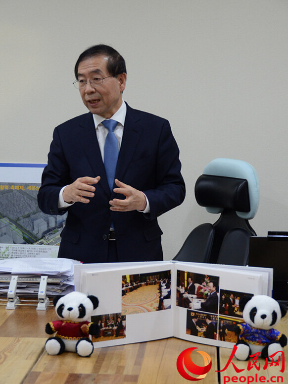 首尔市长亲自带领四川游客参观市长办公室（组图）