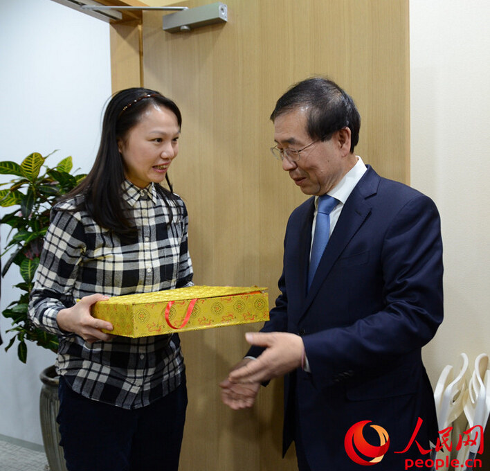 首尔市长亲自带领四川游客参观市长办公室（组图）