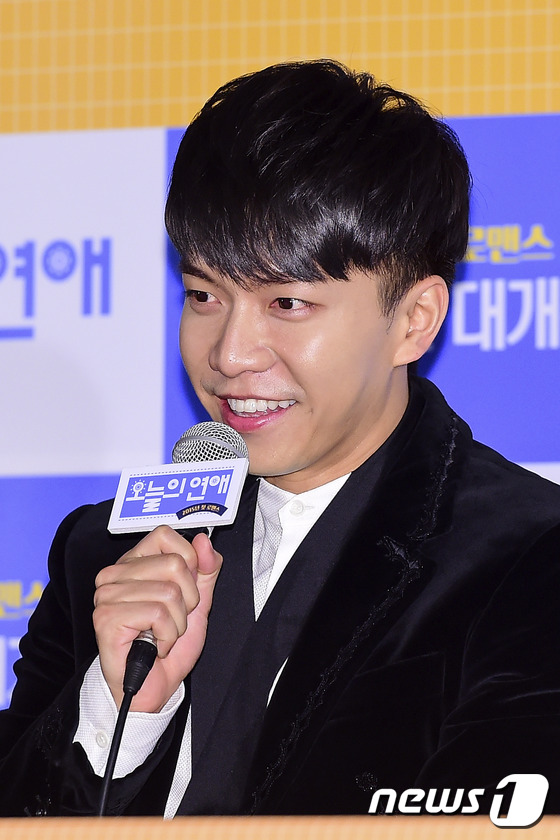 李昇基出席《今天的恋爱》试映会 文彩元性感蕾丝亮相（组图）