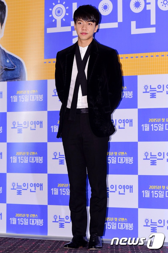 李昇基出席《今天的恋爱》试映会 文彩元性感蕾丝亮相（组图）