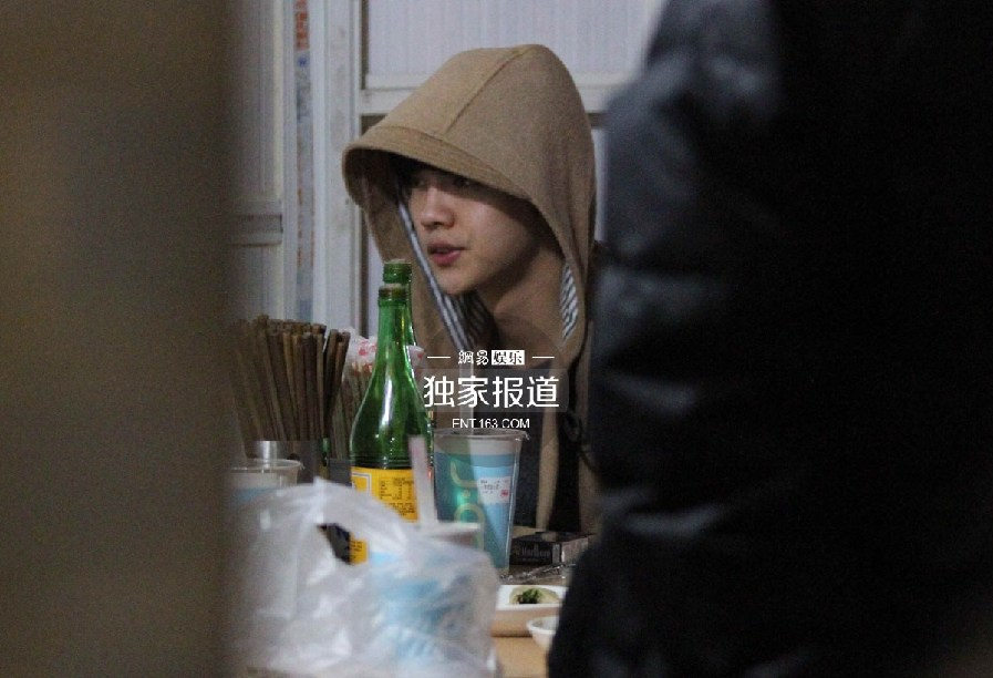 鹿晗与好友相聚街边吃宵夜 见记者友好相邀（组图）