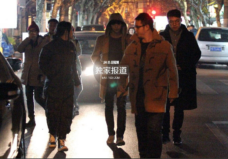 鹿晗与好友相聚街边吃宵夜 见记者友好相邀（组图）