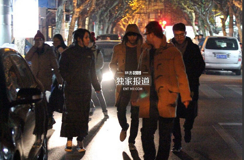 鹿晗与好友相聚街边吃宵夜 见记者友好相邀（组图）