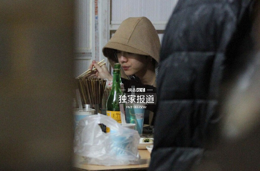 鹿晗与好友相聚街边吃宵夜 见记者友好相邀（组图）