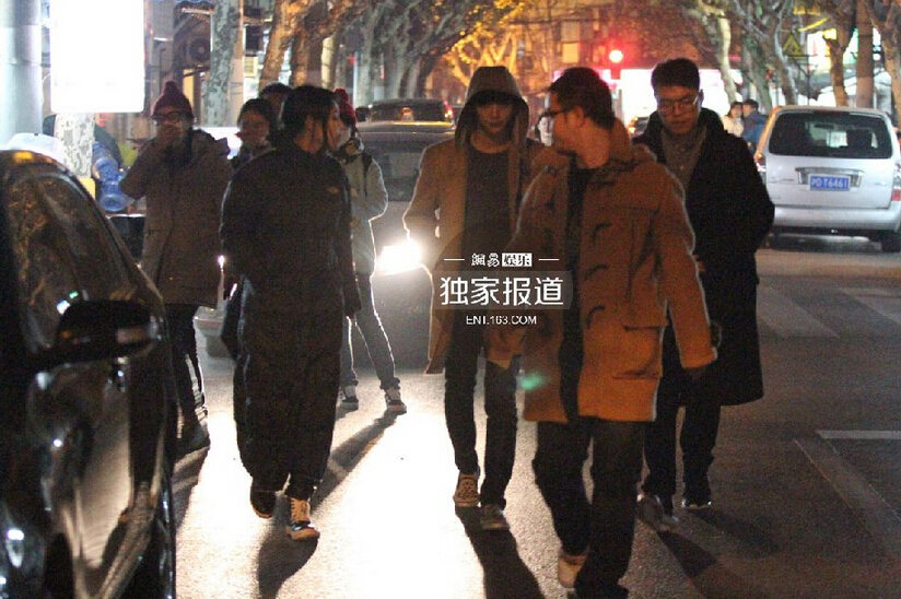 鹿晗与好友相聚街边吃宵夜 见记者友好相邀（组图）