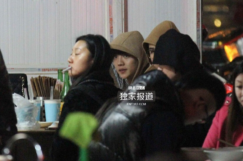 鹿晗与好友相聚街边吃宵夜 见记者友好相邀（组图）