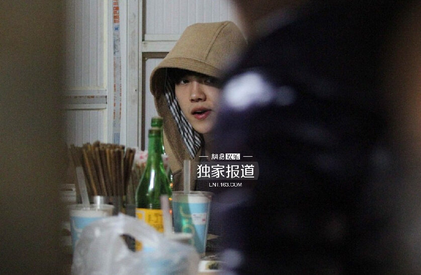 鹿晗与好友相聚街边吃宵夜 见记者友好相邀（组图）