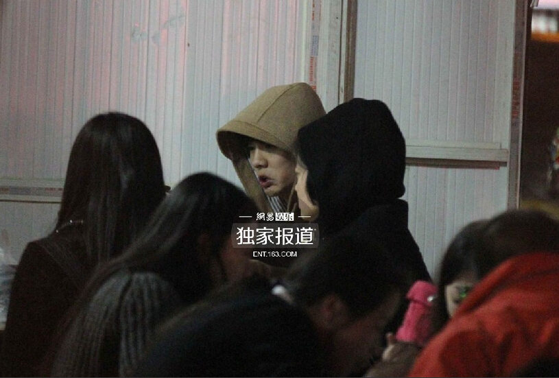 鹿晗与好友相聚街边吃宵夜 见记者友好相邀（组图）