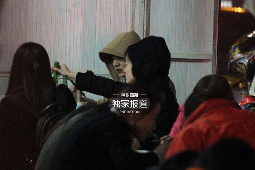 鹿晗与好友相聚街边吃宵夜 见记者友好相邀（组图）